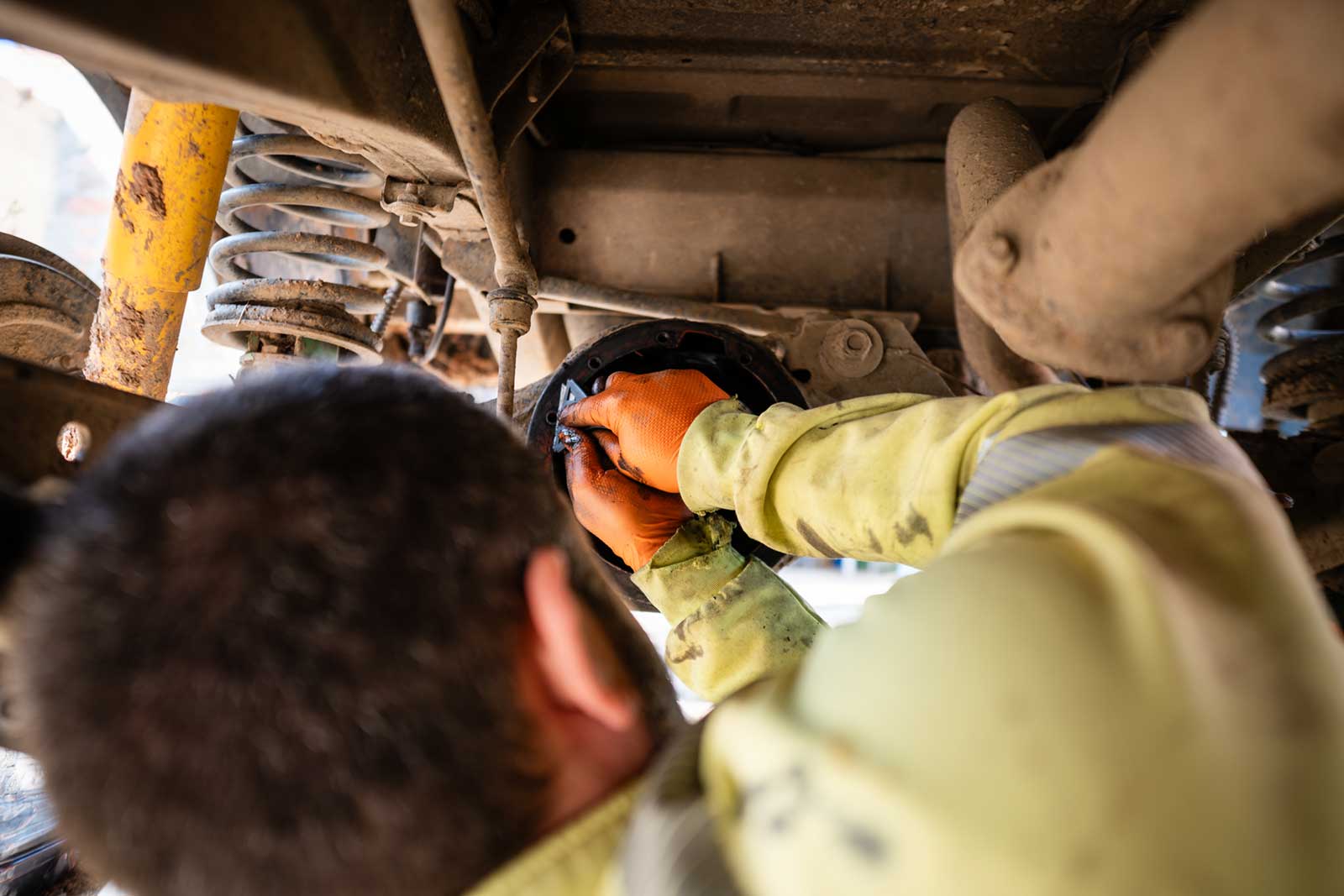 ROJ Skilled mechanic repairing vehicle